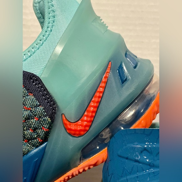 LeBron James Family Foundation x LeBron 18 GS 'We Are Family' Like New Sz 7 - Picture 7 of 12